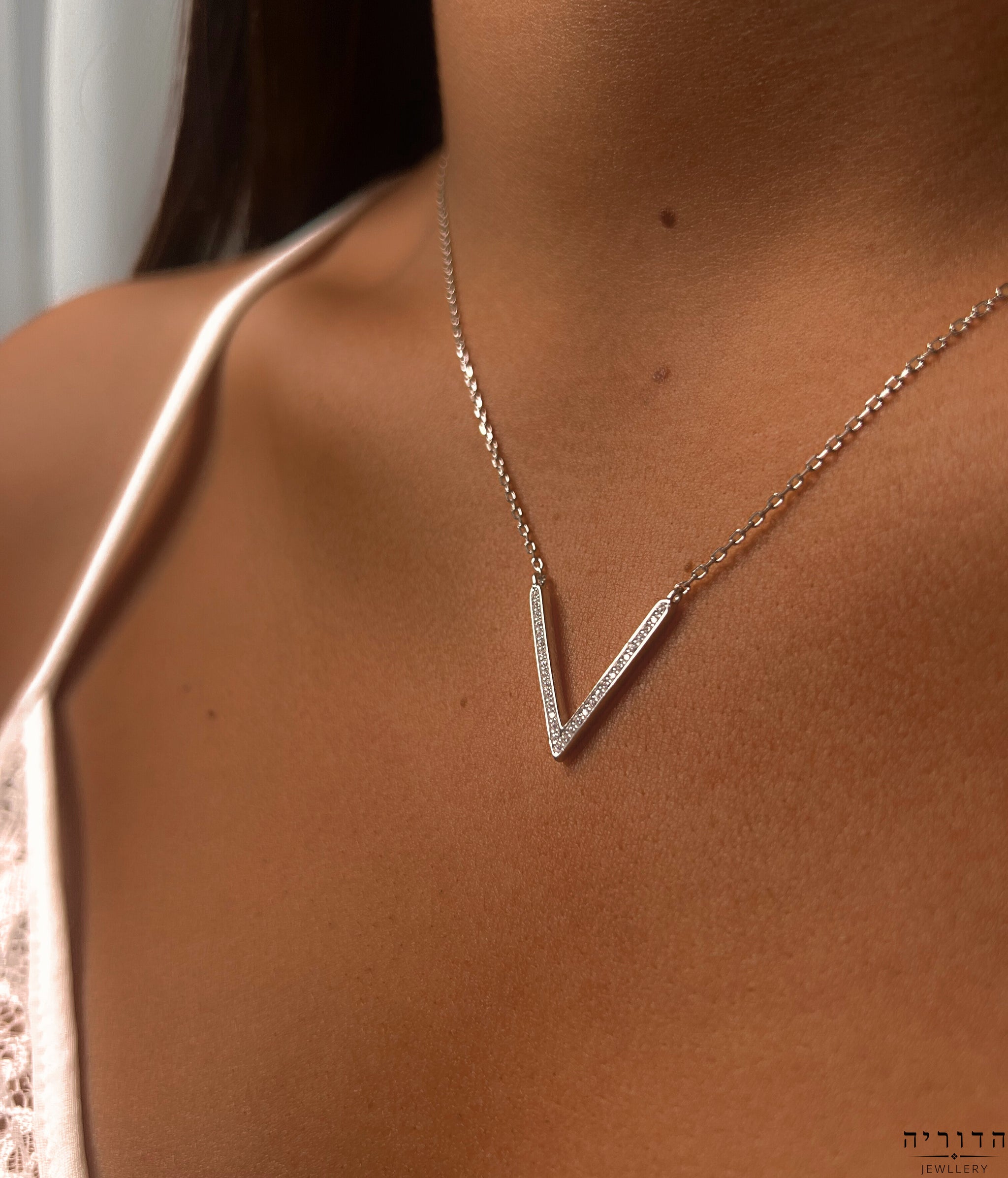 שרשרת V גיאומטרי משובץ זרקונים כסף 925