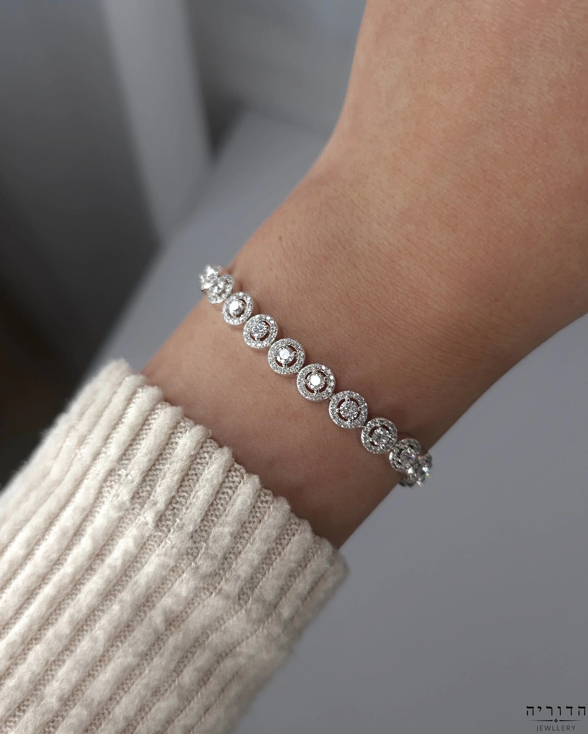 צמיד סוליטרים עגול משובץ