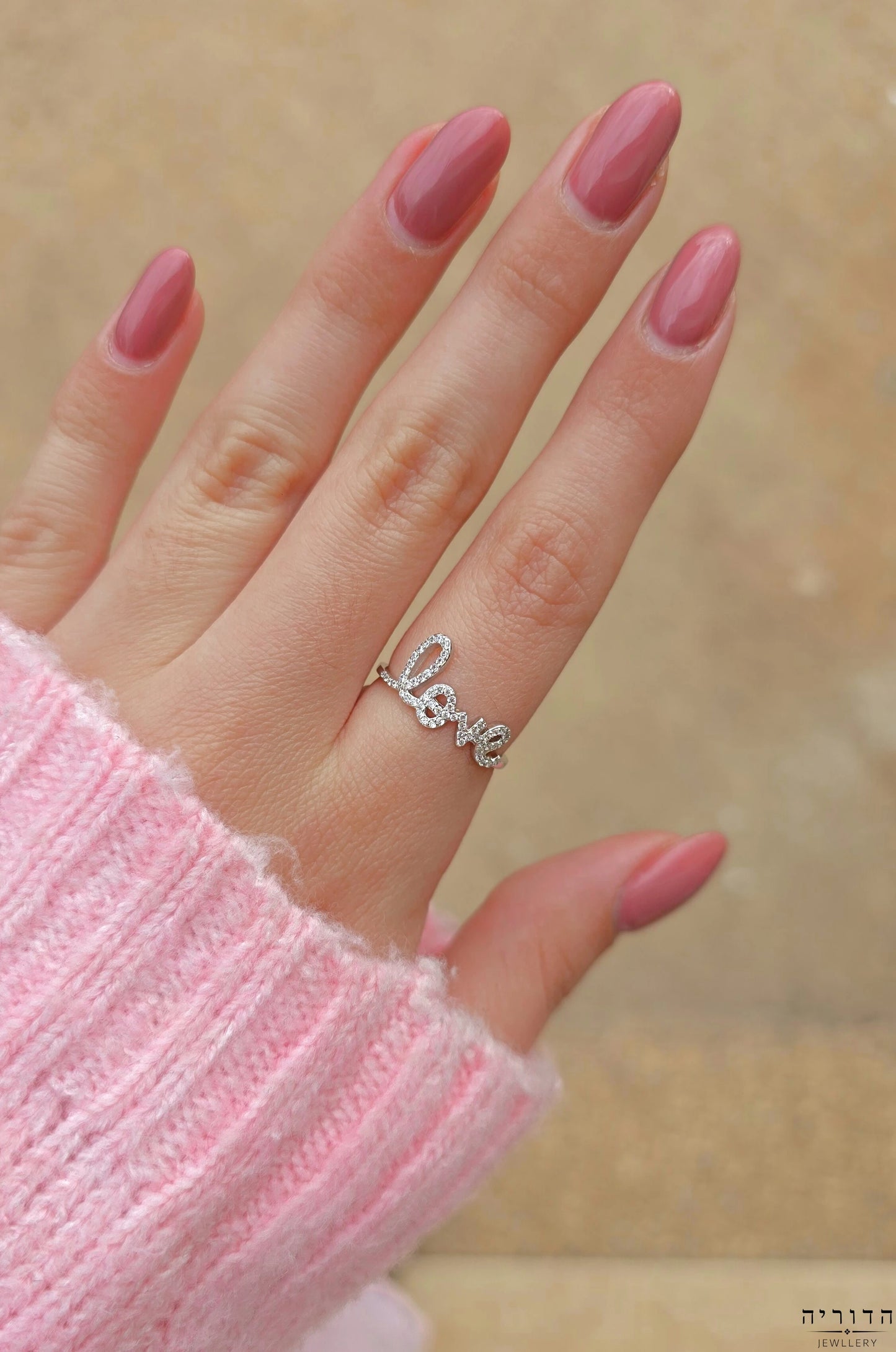 טבעת Love משובצת
