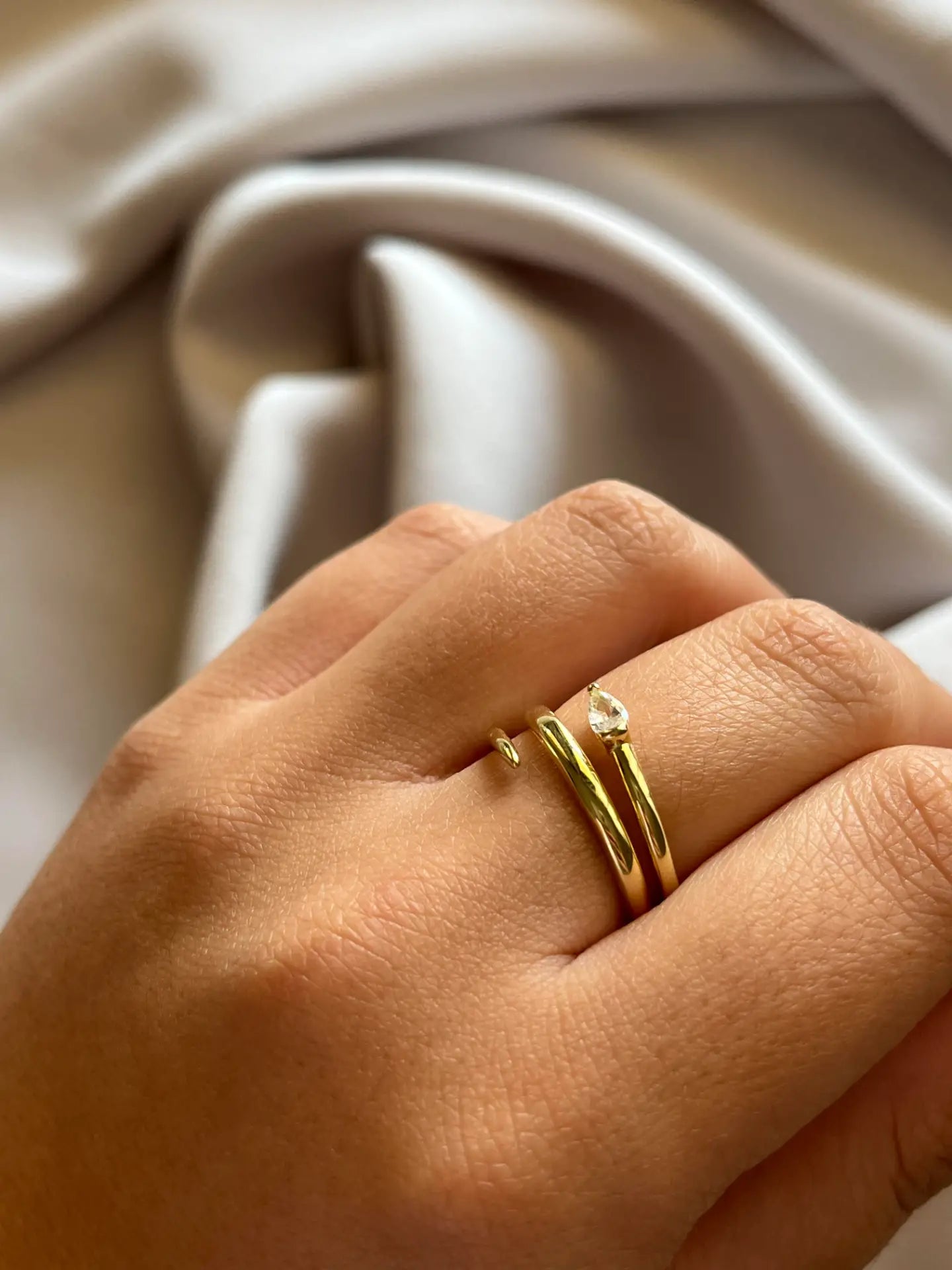 טבעת כסף 925 משובצת זרקון בצורת טיפה