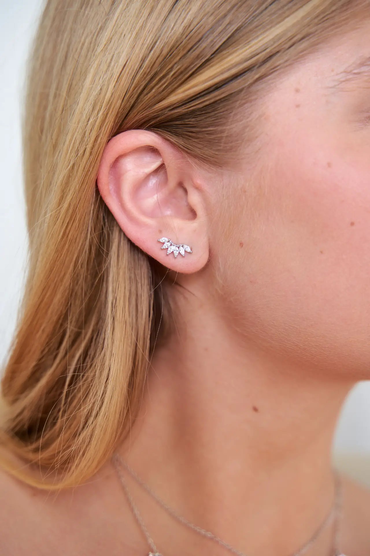 עגיל כסף מטפס עם זרקונים | עגיל צמוד | הדוריה תכשיטים