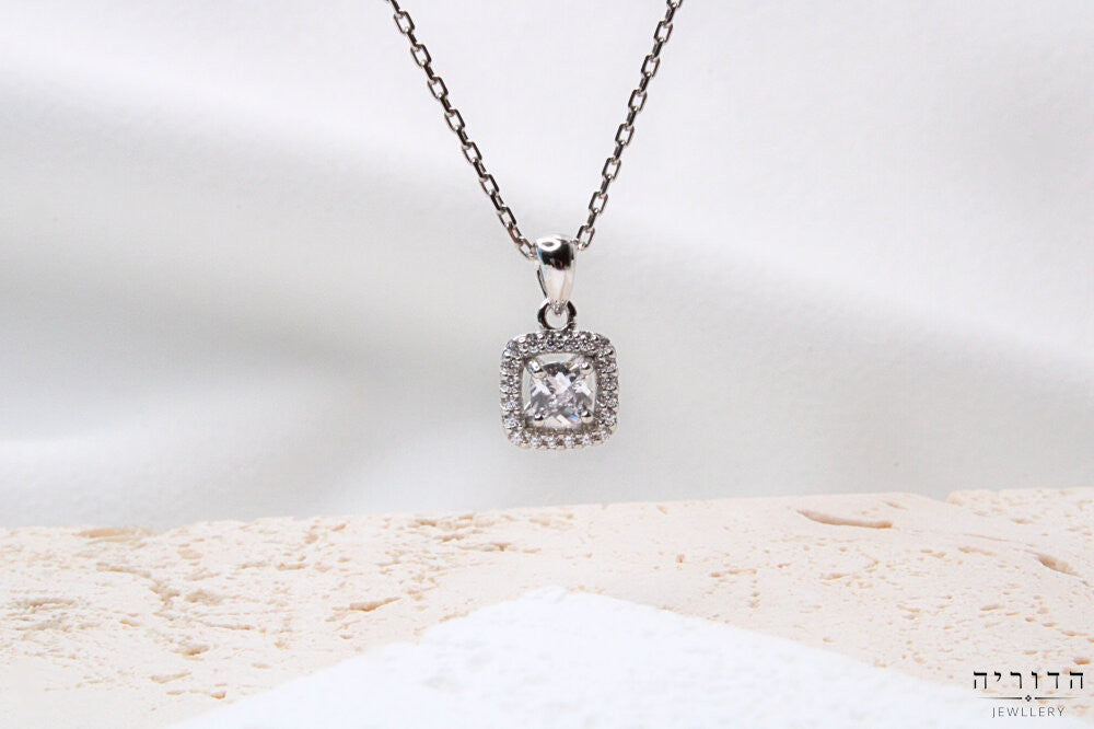 שרשרת תליון מרובע משובץ