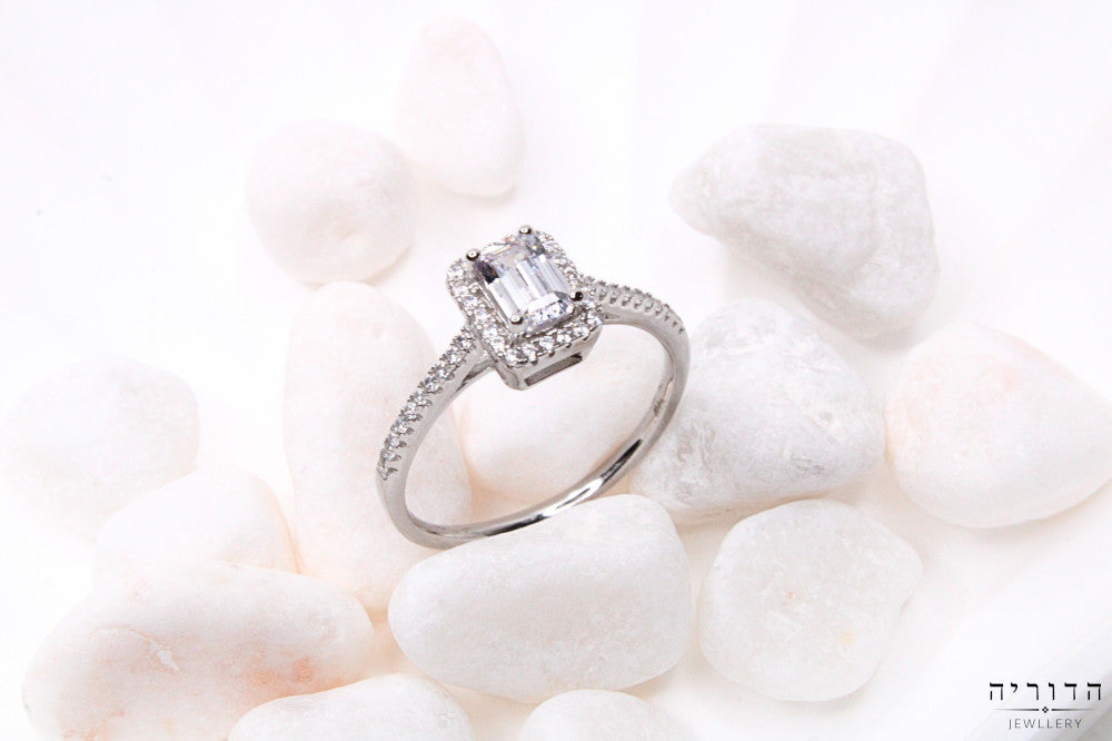 טבעת בשיבוץ אמרלד