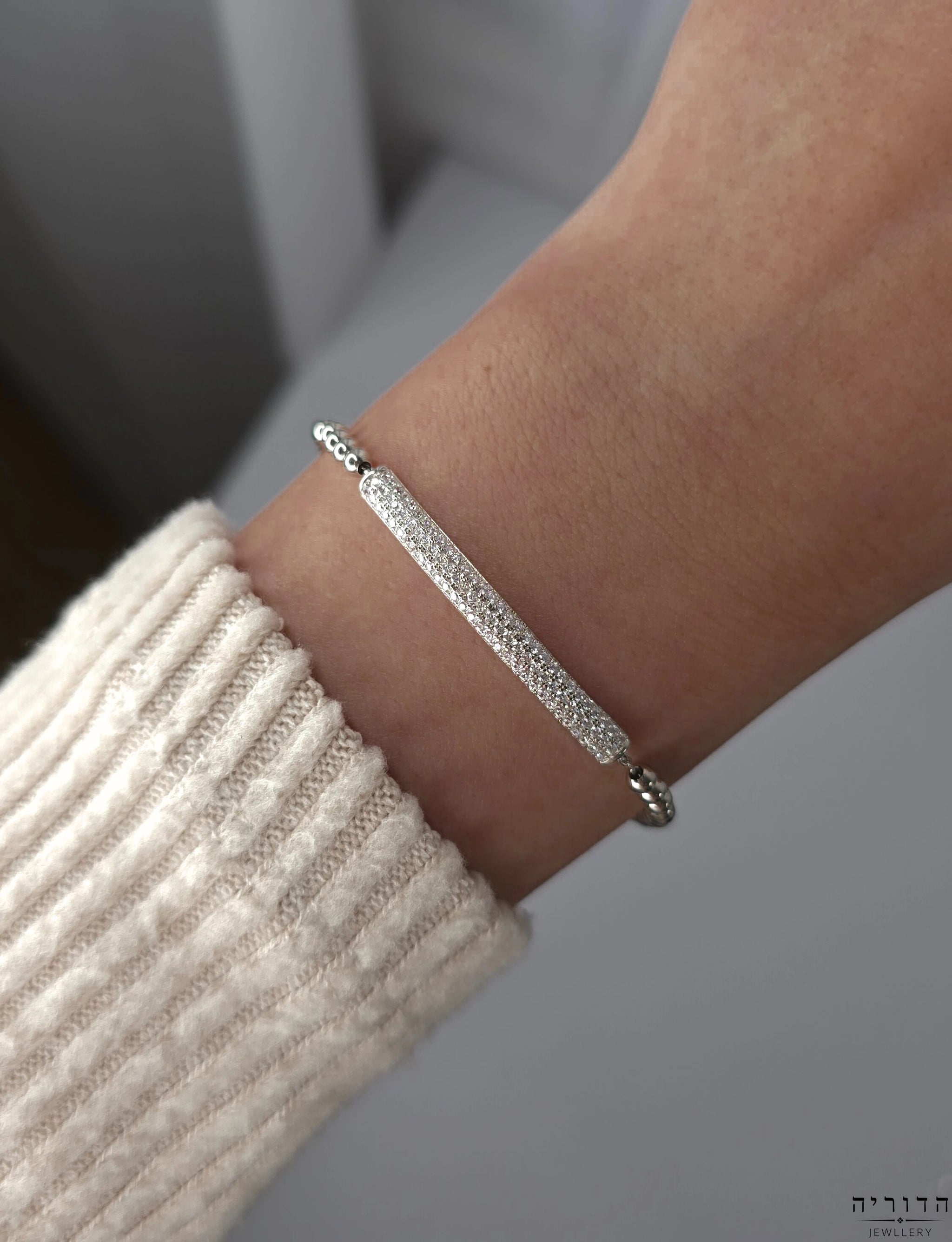 צמיד כדורים משובץ