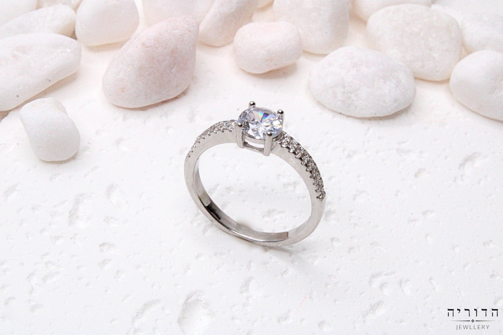 טבעת סוליטר משובצת