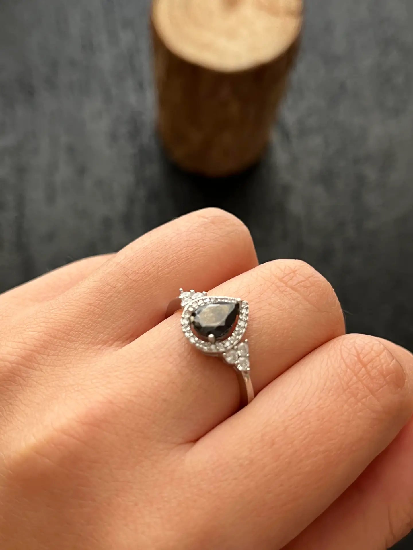 טבעת כסף טיפה אדומה משובצת זרקון