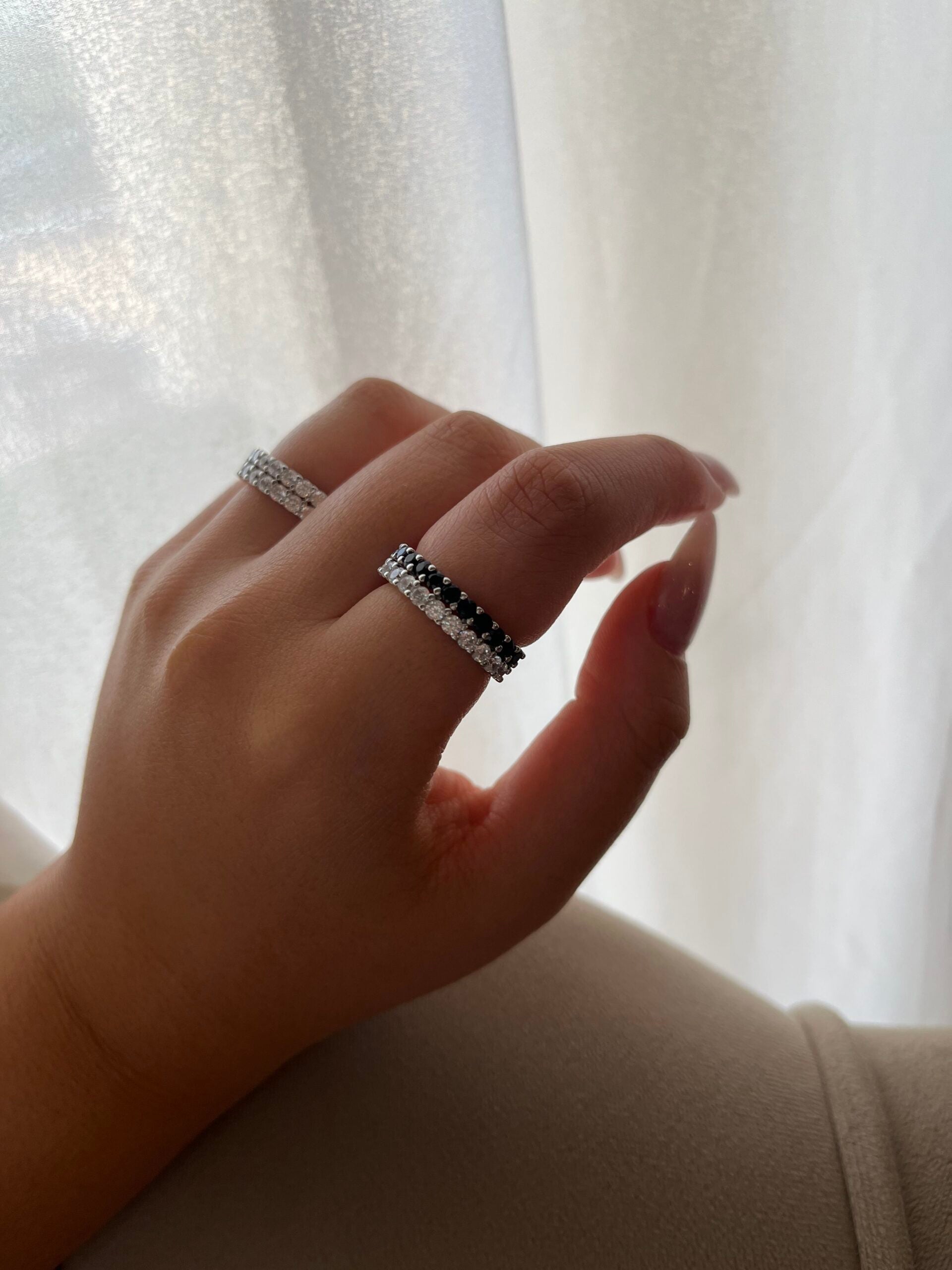 טבעת כסף טניס כפולה משובצת זרקונים שחורים ולבנים