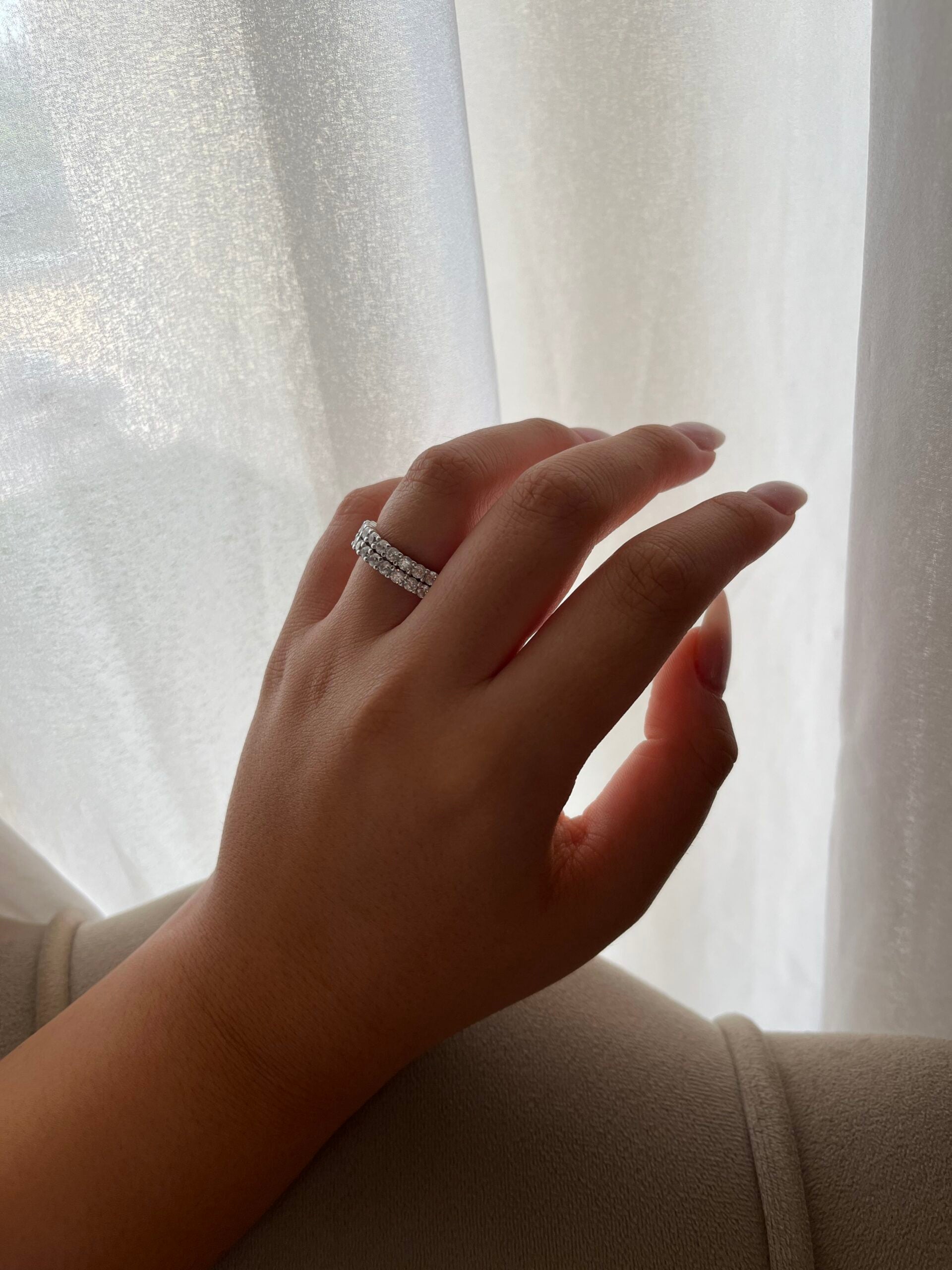 טבעת כסף טניס כפולה משובצת זרקונים שחורים ולבנים