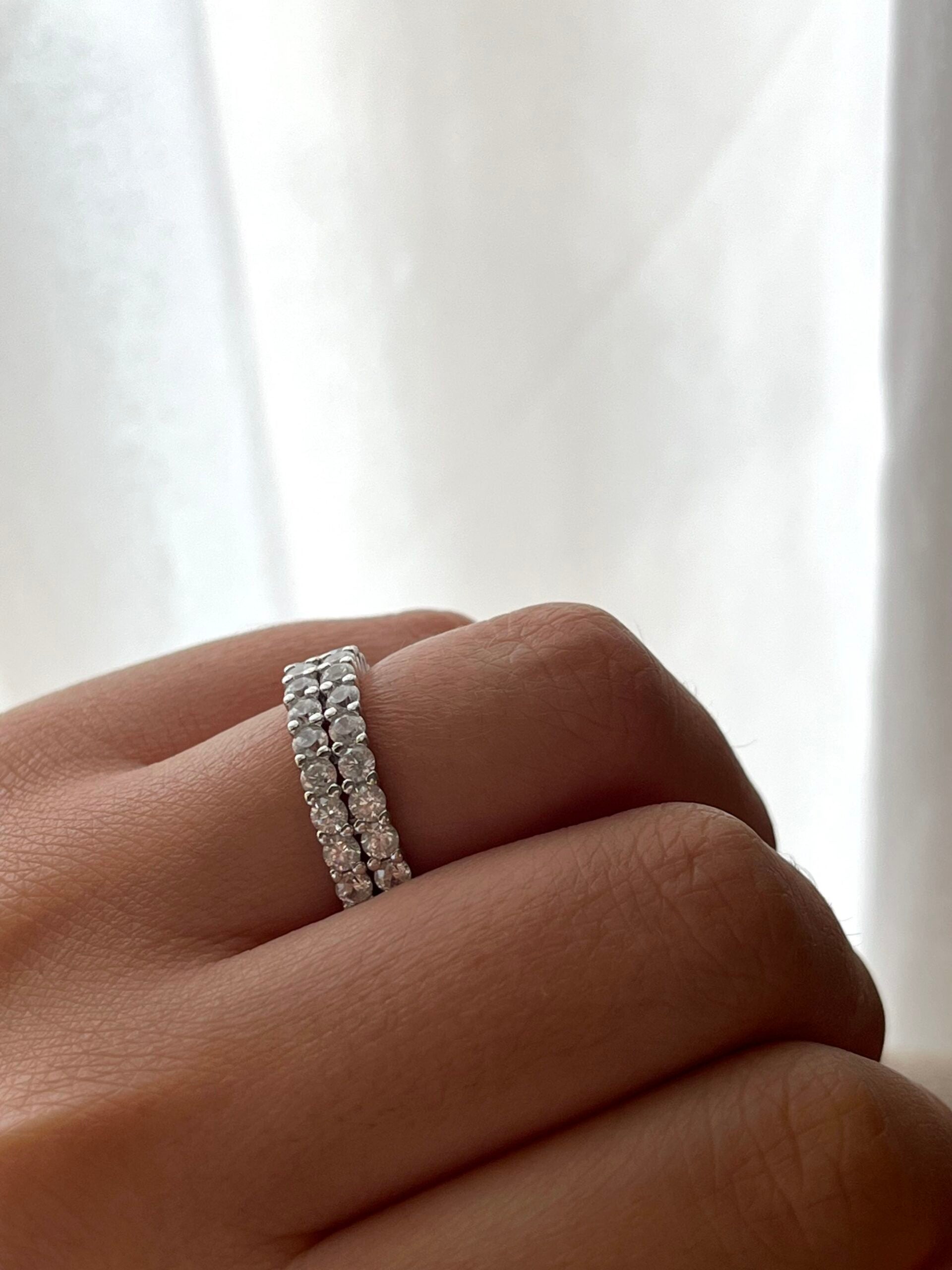 טבעת כסף טניס כפולה משובצת זרקונים שחורים ולבנים