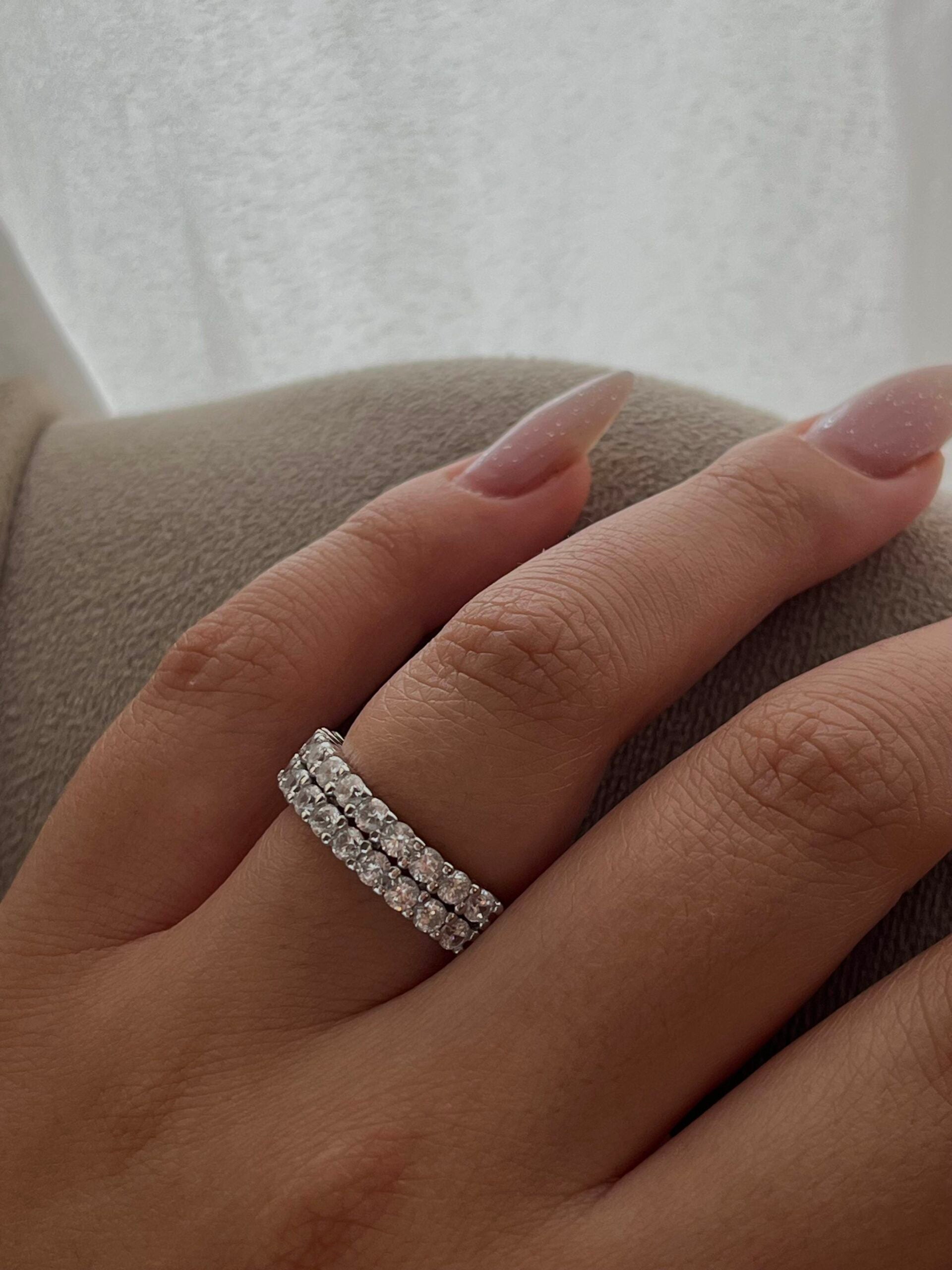 טבעת כסף טניס כפולה משובצת זרקונים שחורים ולבנים